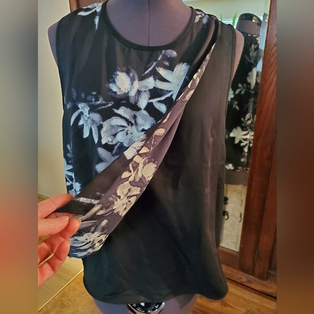 BCBG Maxazria Black White Floral Sleeveles Summer Top - Picture 2 of 8